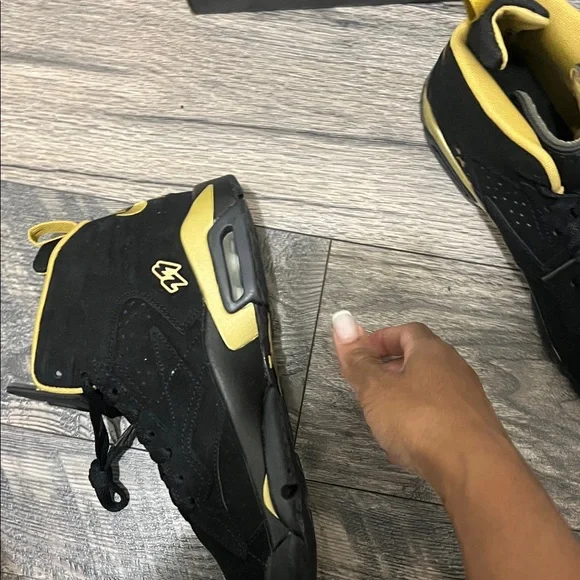 Jordan Kids Sneakers Black and Gold - Picture 7 of 11